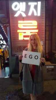 На фото девушка, которая работает в Южной Корее моделью хостес в караоке баре