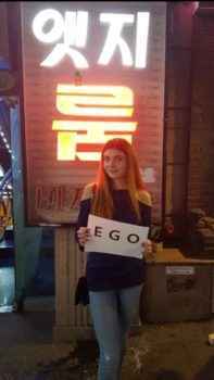 На фотографии отчет девушки о работе в Корее на вакансии Хостес в караоке баре