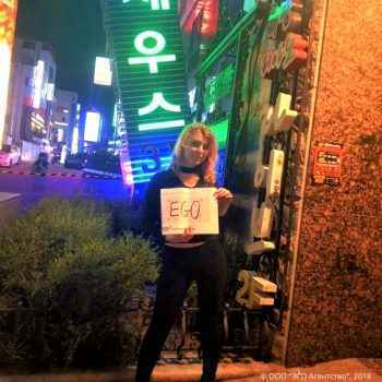 На фото девушка, которая отработала контракт в караоке-баре Южной Кореи