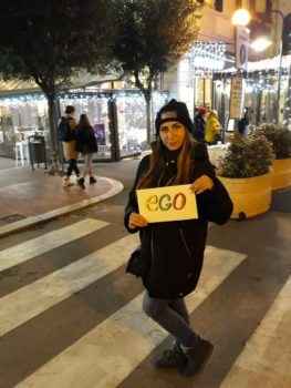 На фото девушка, уехавшая работать в Испанию моделью хостес на консумации