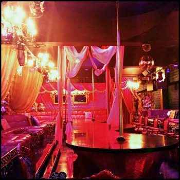 Работа танцовщицей Таиланда в Moulin Rouge