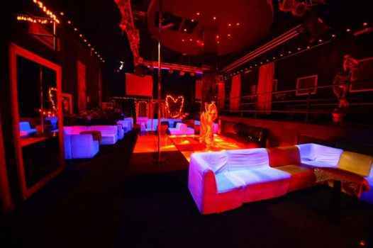 Танцпол, сцена и места для отдыха гостей в ночном клубе Bora Bora на фото