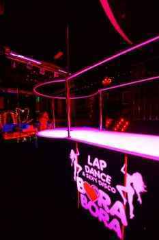 Барная стойка клуба Bora Bora, который находится на острове Сардиния