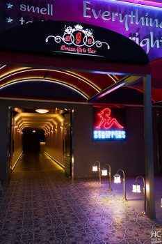 Вход в Dream Girls Bar - фото