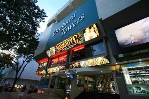 Naughty Girl снаружи клуб в Сингапуре