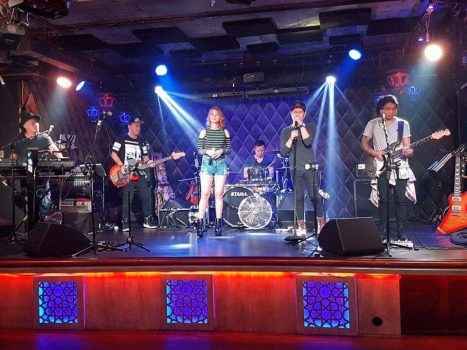 Тусовка в Сингапуре - бар Naughty Girl