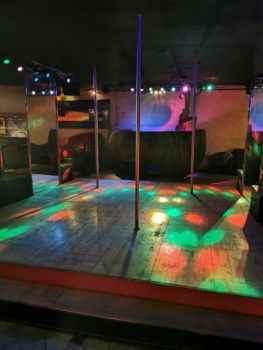 Сцена и пилоны в стриптиз клубе Angel