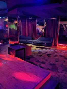 Сцена стриптиз клуба Angel - итальянский стрип бар