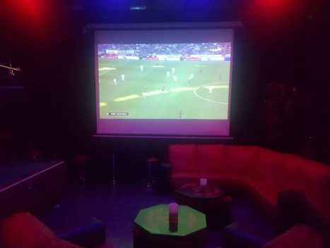 Обстановка в баре Zafiro в Испании