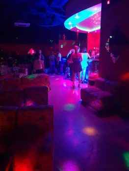 Какая обстановка внутри ночного клуба SEVEN - фото отзыв от девушки хостес из Италии