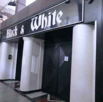 вход в ночной клуб Black and White, который находится в Италии