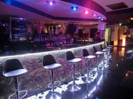 На фото бар итальянского клуба Black and White