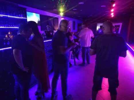 На фотографии посетители и девушки хостес локана NO BLESS