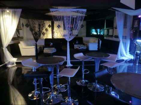 Обстановка итальянского клуба Black and White - фото сделано Катей, девушкой из Москвы, которая отправилась на контракт в Италию