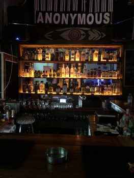 Красивый бар ночного паба в Лимассоле 