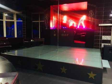 Сцена клуба Бигбосс - фото изнутри
