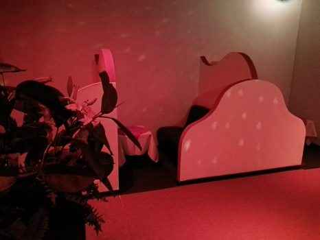 Необычные диванчики в локале Charme в регионе Тоскана