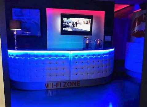 зона отдыха в клубе лэтс гоу, который находится в Италии