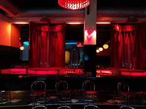 Красный бар ночного клуба Charme Night Club, который расположен в Италии