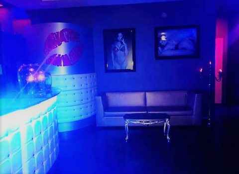 Пикантные фотографии на стенах клуба в Италии