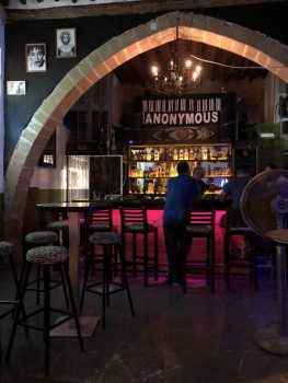 Барная стойка в ночном пабе Анонимус на Кипре