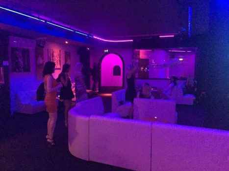 На фото интерьер клуба 