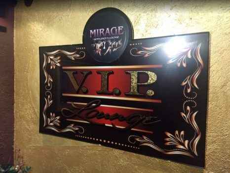 вывеска ночного клуба Mirage Gentlemen's Lounge