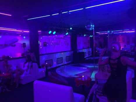 сцена, танцпол, и вообще обстановка ночного клуба Night Fly, который находится в Италии в регионе Тоскана