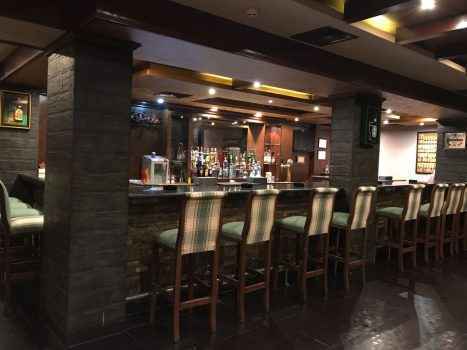 барная стойка клуба Shanghai в Аммане