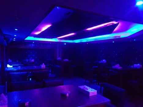 Столики, танцпол, барная стойка - интерьер амманского бара Hutorok - фото от девушки хостес