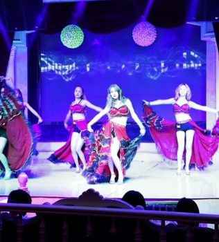 Артисты выступают на сцене клуба BUCKINGHAM PALACE в городе Цюаньчжоу