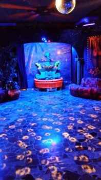 Изображение клуба Чарли Браун, который находится на побережье Тирренского моря