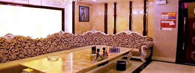 На фотографии обстановка клуба Букингем Палац в Китае