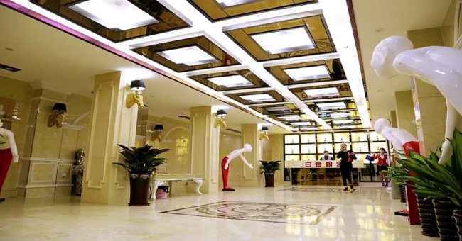 Клуб BUCKINGHAM PALACE внутри - красивый интерьер, в котором по отзывам девушек очень приятно находиться