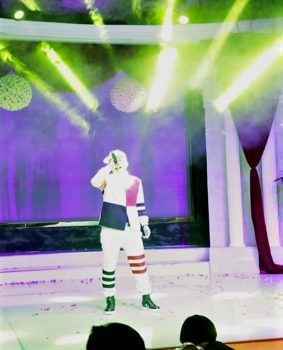 Сцена в клубе BUCKINGHAM PALACE Китай, выступление вокалиста