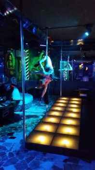 Пилоны в клубе чарли браун на которых при желании могут танцевать девушки, когда в заведении есть гости