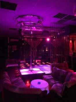 обстановка в клубе LA PERLA вгороде Кальяри на осрове Сардиния - Италия