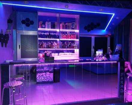 Интерьер ночного клуба Клео в городе Чиная в Италии