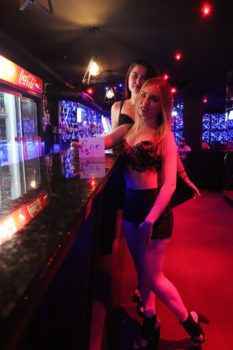 Сколько девушки зарабатывают на консумации в Македонии? На фото девушки хостес, которые здесь работают