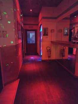 Девушка хостес прислала фотографии из клуба La Nuit, город Ареццо в Италии