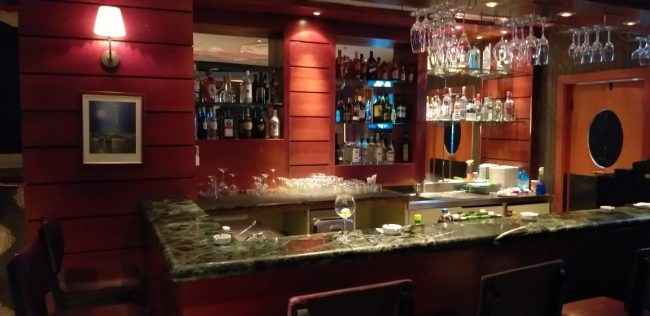 Как выглядит барная стойка в Канди - бар в Аммане