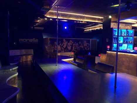 Просторная сцена ночного клуба Монэлла в Италии. Город Ареццо. Фото-отзыв девушки хостес