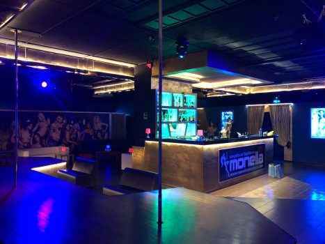 Monella Sext Disco - клуб для хостес и для танцовщиц - как выглядит сцена. Фото-отзыв от девушки из России, которая работает здесь на консе