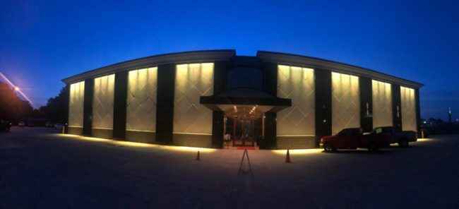 Вид снаружи на ночной бар 