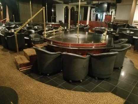 Сцена, пилон, зал стриптиз клуба Michael's Mens Club, который находится в городе Лафайет штата Луизиана, США