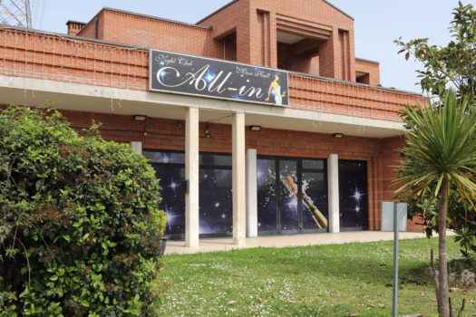 Как выглядит снаружи клуб All'in в Италии?