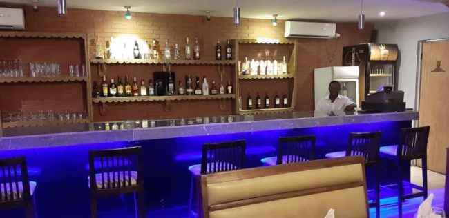 Бар, за которым работают все девушки на консумации в Бамако