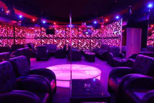 Пилон и маленькая сцена для танцев в ночном клубе 