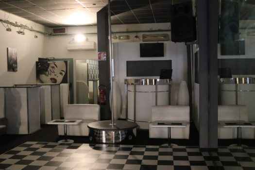 Локал Mon Cheri - пилон, столики, сцена - как выглядит интерьер клуба изнутри