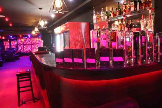 Красивый бар ночного клуба 
